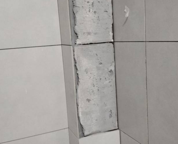 信阳市瓷砖空鼓维修公司分享下瓷砖施工前基层浇水润湿程度不足，可能导致以下问题
